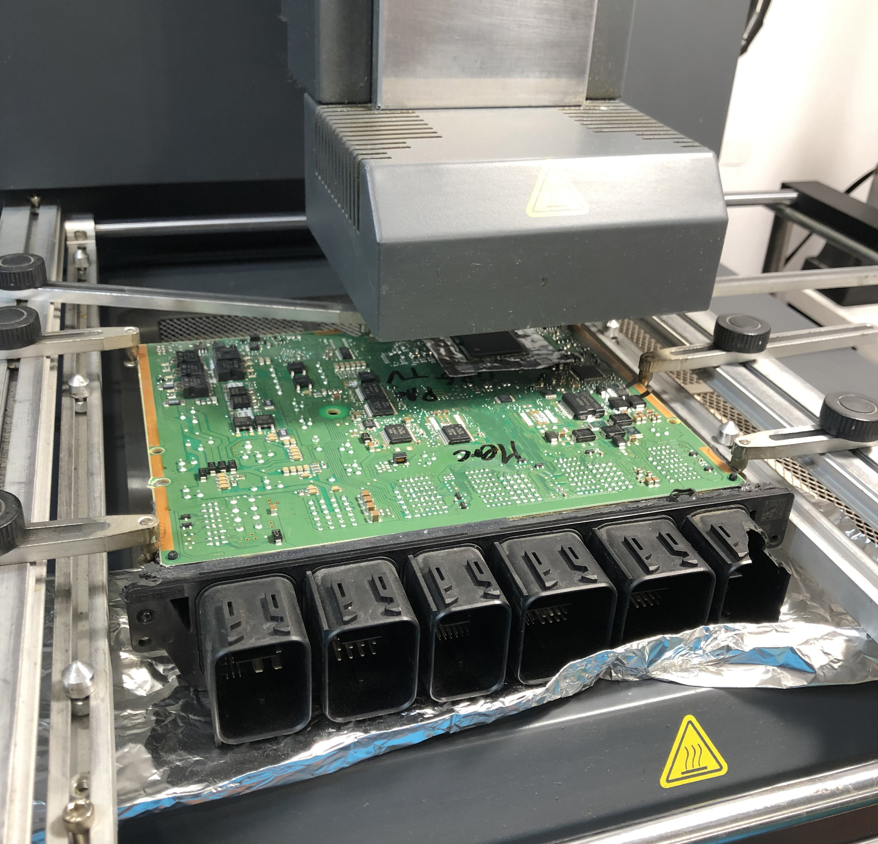 Lutowanie układu BGA procesora sterownika samochodowego silnika