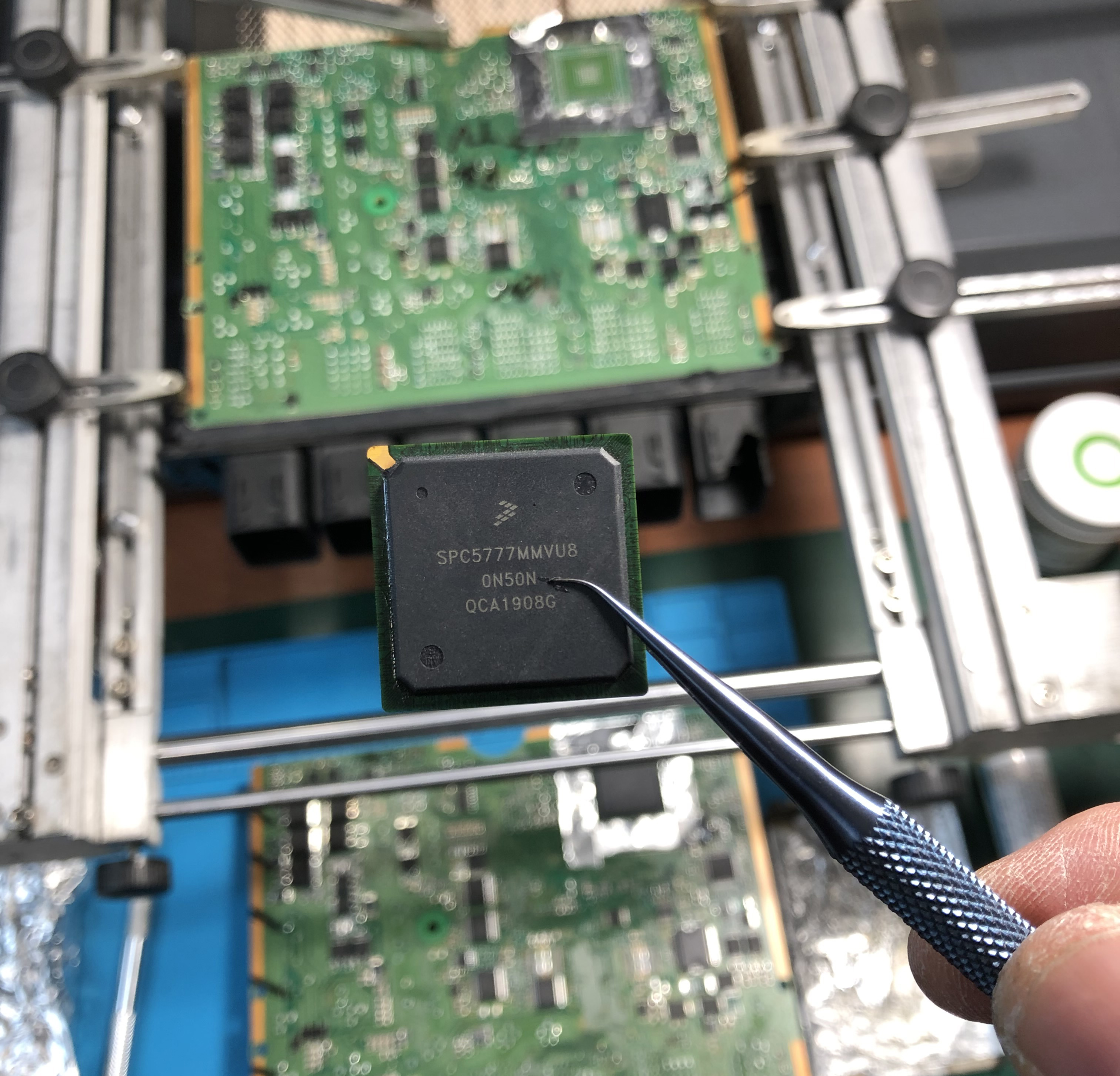 Lutowanie układu BGA procesora sterownika samochodowego silnika