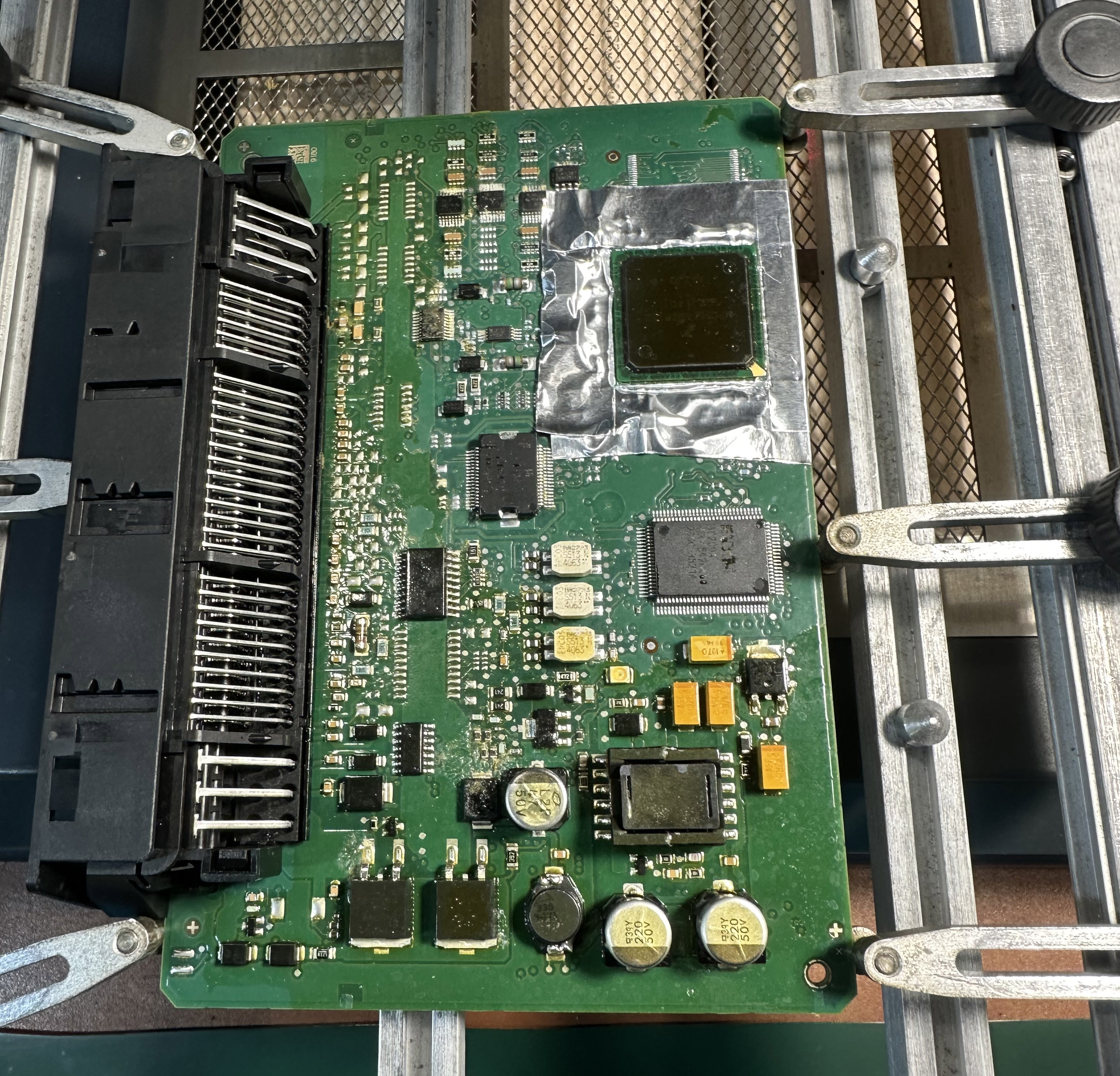 Lutowanie układu BGA procesora sterownika samochodowego silnika