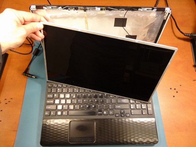 Zbita matryca, pęknięta, wylana, skacze obraz, paski, linie? Profesjonalna wymiana matrycy na nową lub używaną 